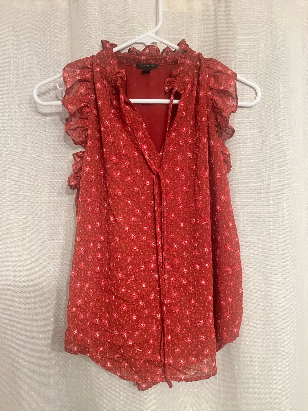ANN TAYLOR Sleeveless Red Floral Ruffle Tie-Neck Top